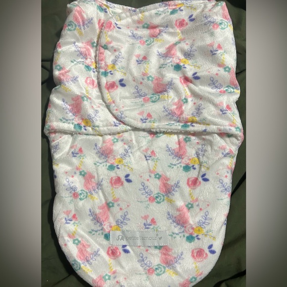 Petite L’amour flower swaddle fluffy inside - Picture 1 of 7